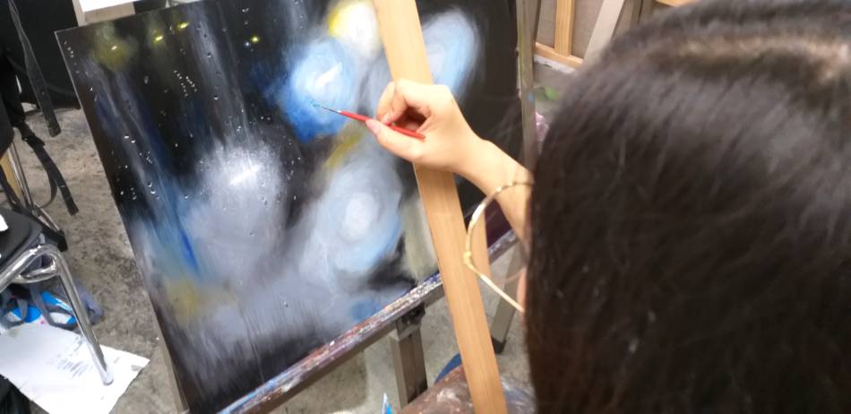 絵を描いている学生