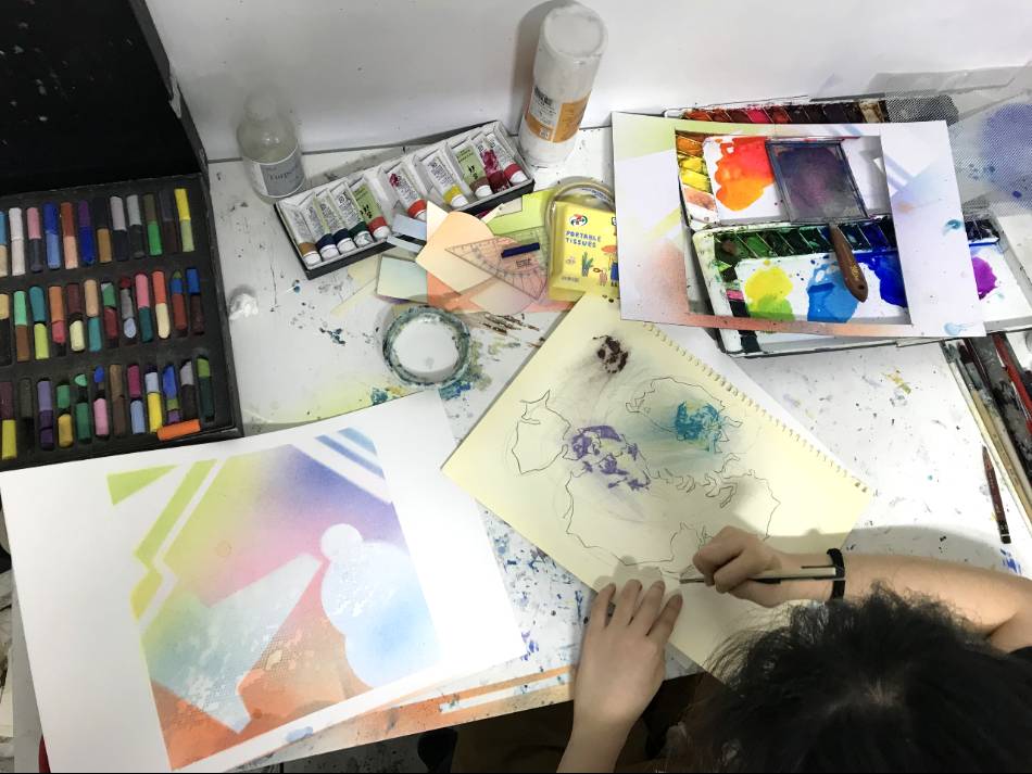 絵を描いている学生