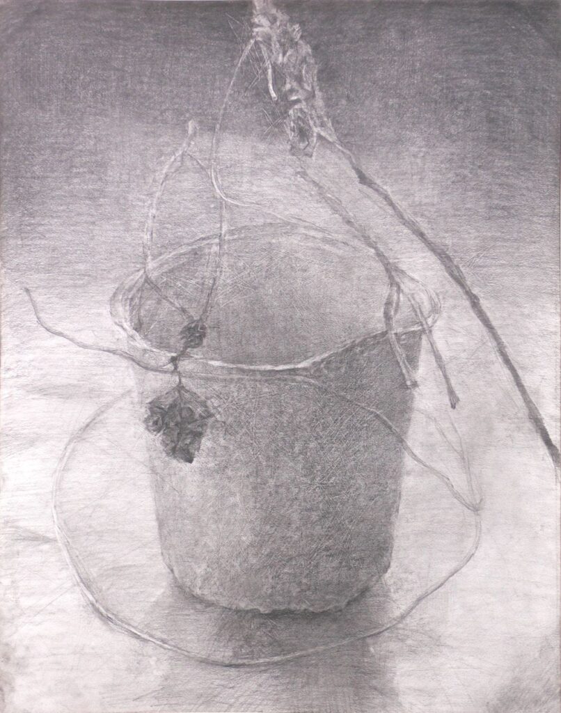 花とカップの存在について描いたデッサン