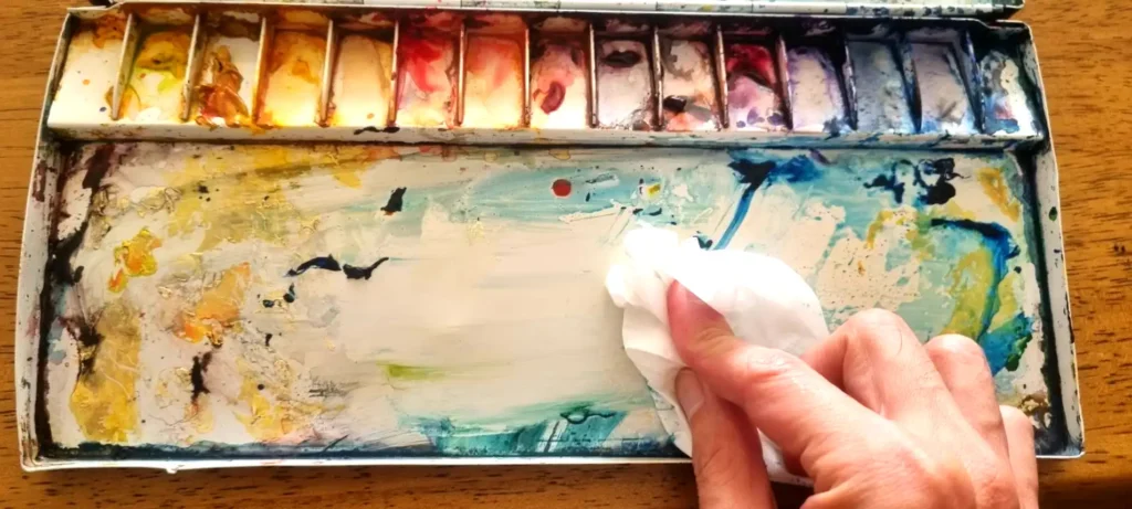 水彩のパレットを拭く